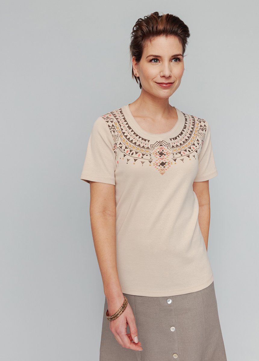 Short-sleeved_t-shirt_with_studded_pattern_collar_Sand_FA1_slim