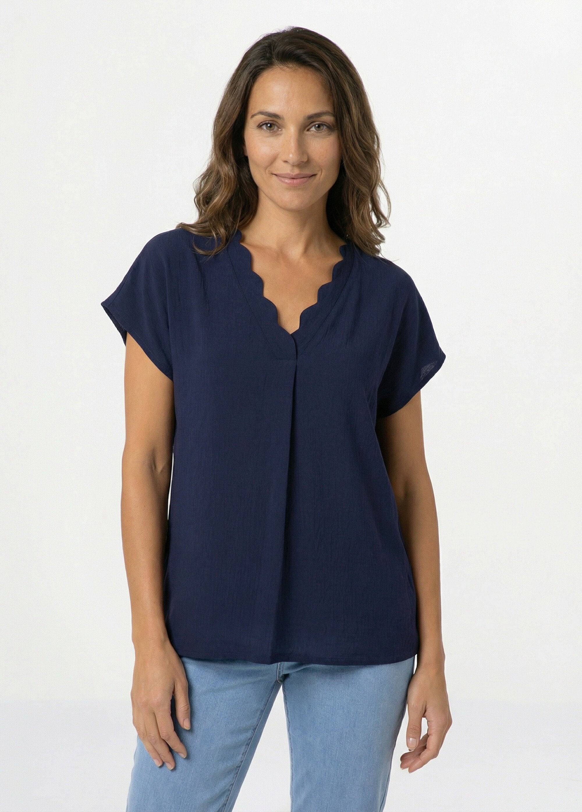 Short-sleeved_top_with_scalloped_V-neck_Marine_FA1_slim