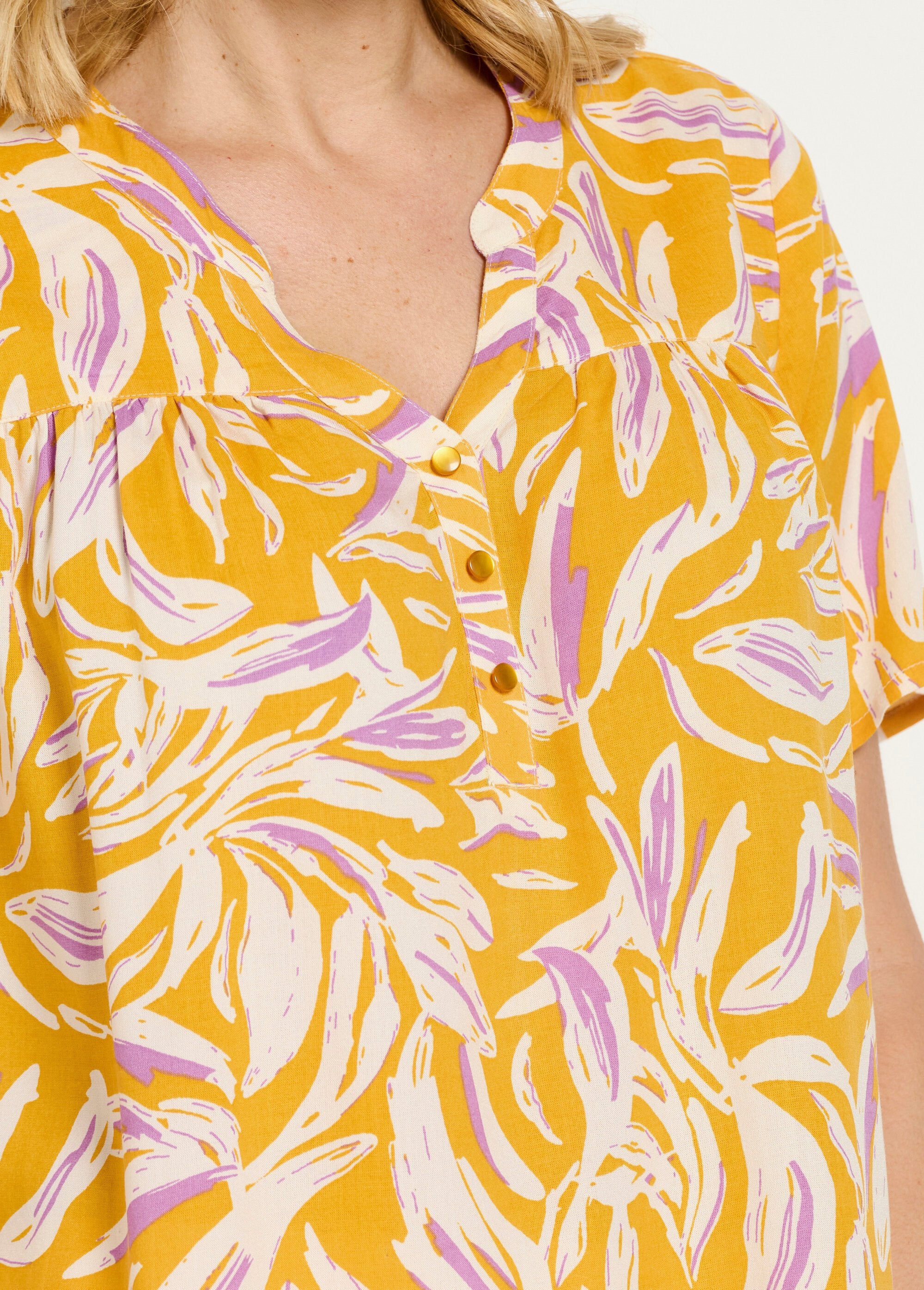 Loose_printed_buttoned_V-neck_tunic_Yellow_and_white_DE2_slim