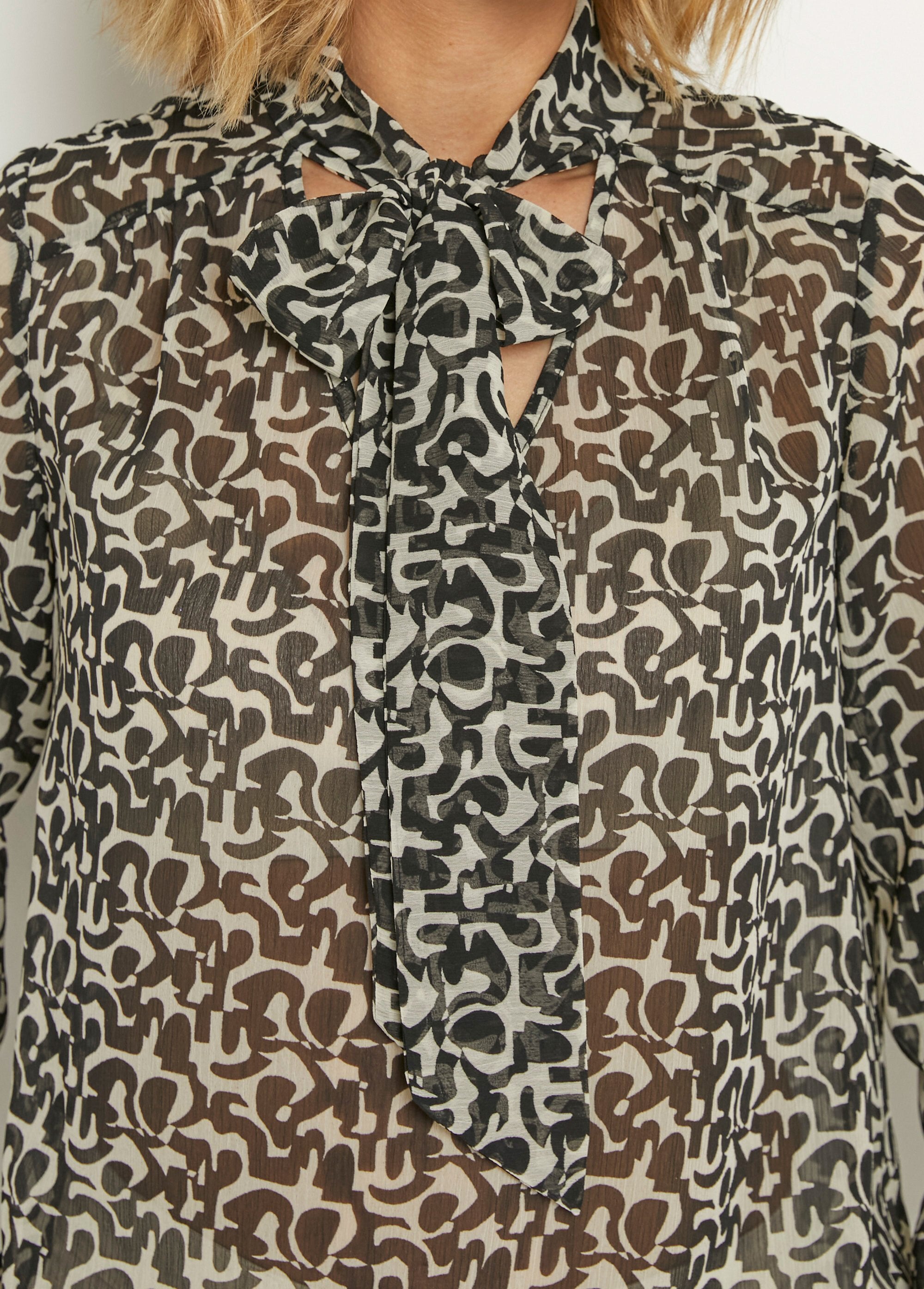 Printed_voile_tunic_with_3/4_pussy-bow_sleeves_Black_and_ecru_DE1_slim