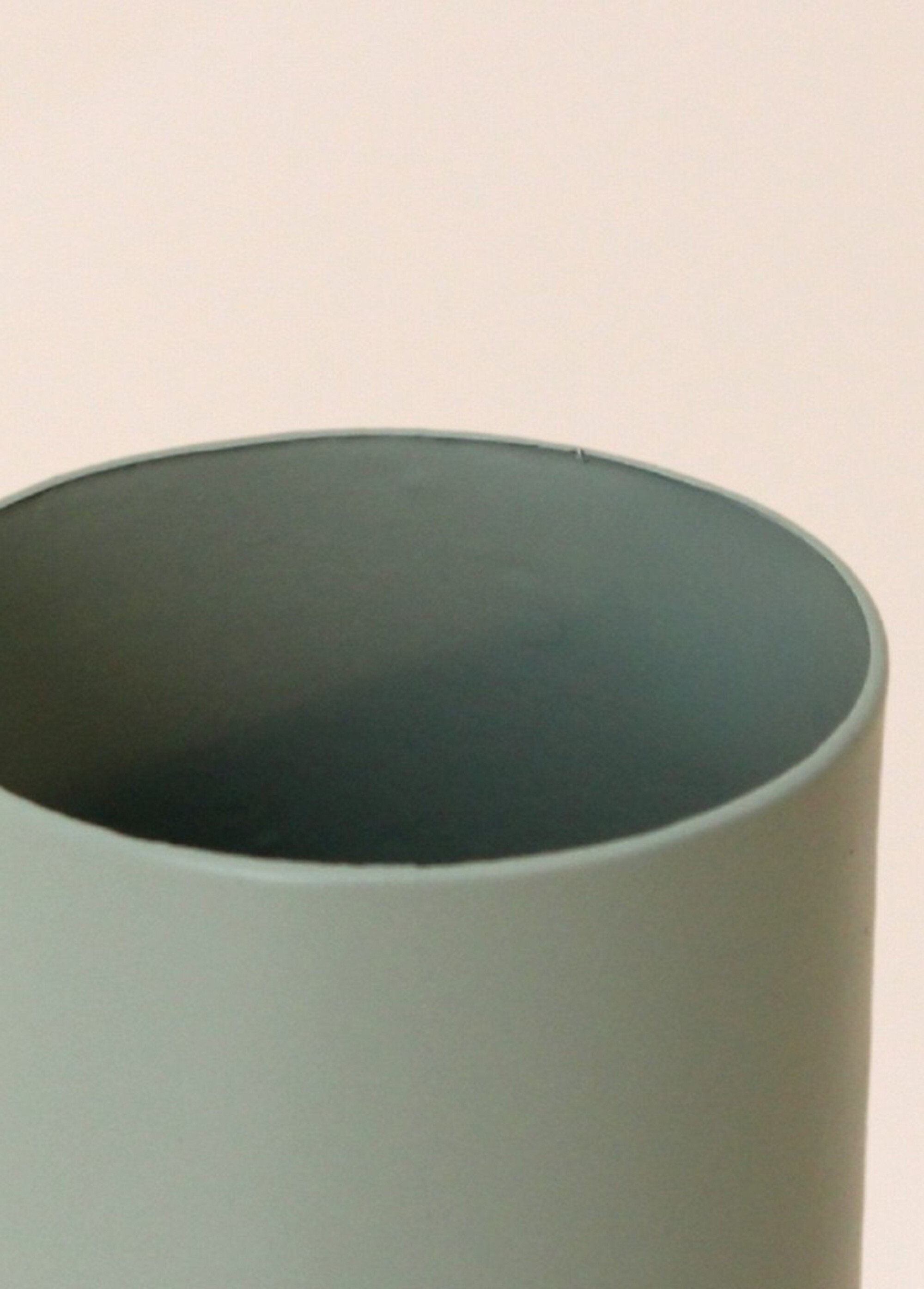 Metal_vase_with_a_narrow_and_long_neck_Green_DE1_slim