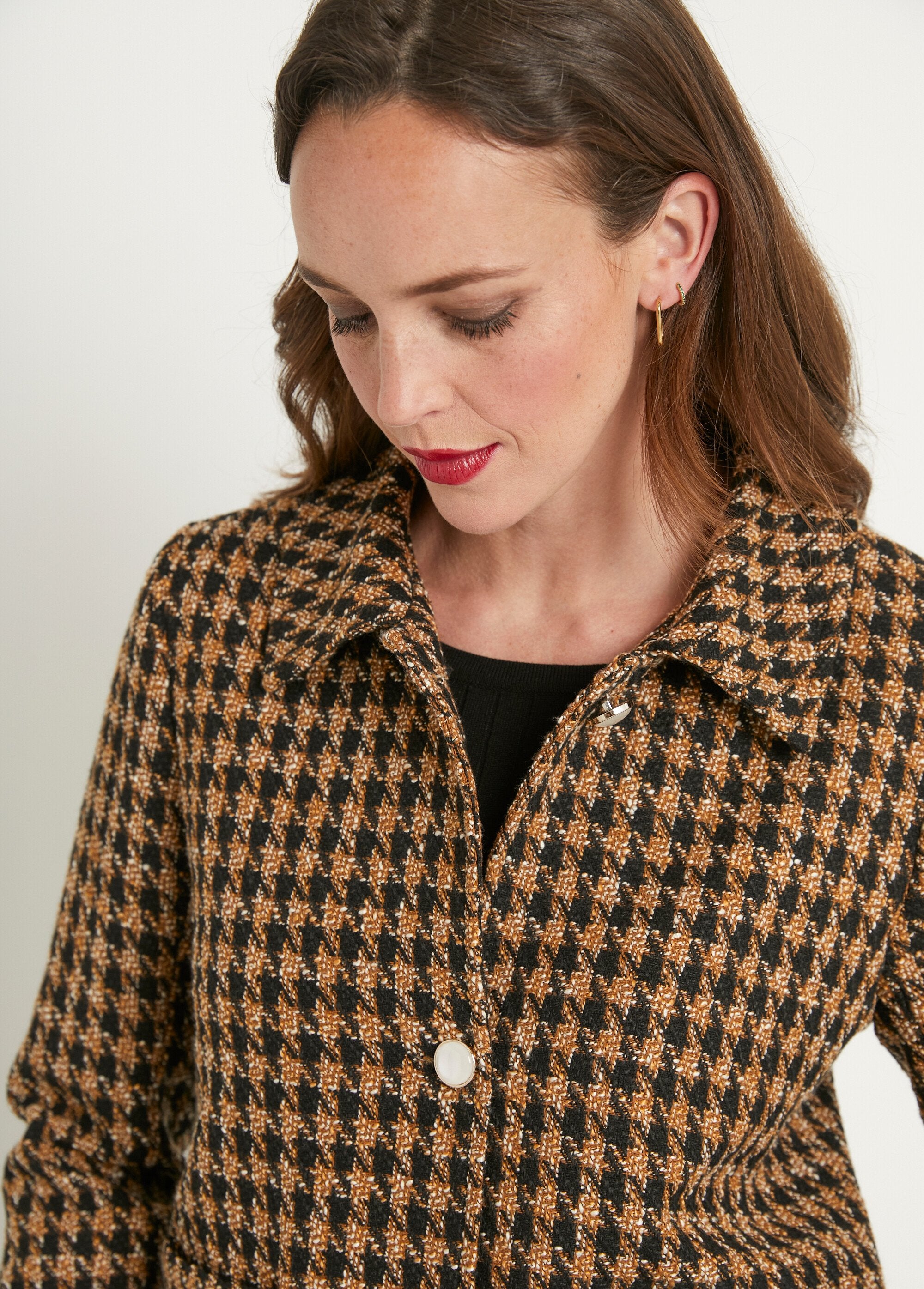 Short_jacquard_houndstooth_button-down_jacket_Camel_and_black_DE1_slim